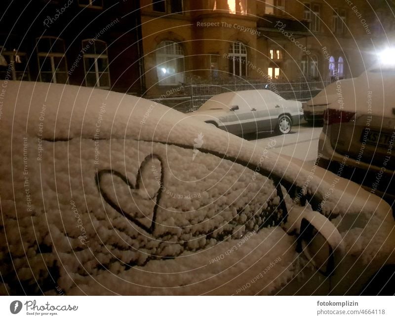 Herz auf zugeschneiter Autotür Schnee winter Botschaft Autofenster Fenster kalt Nacht dunkel Liebe Liebesbeweis Zeichen Liebeserklärung Liebesgruß Gefühle
