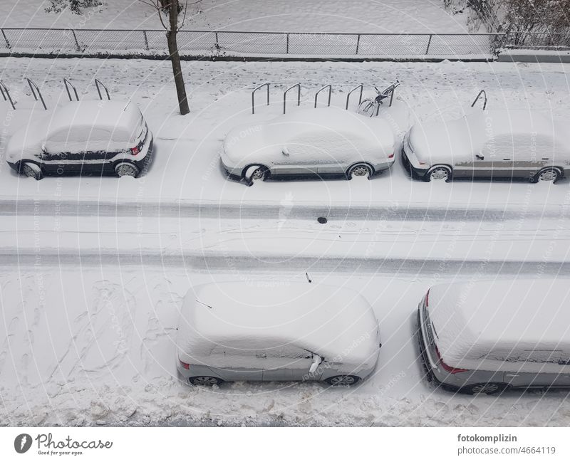Im Winter das Auto vom Schnee frei fegen und Eis kratzen - ein lizenzfreies  Stock Foto von Photocase