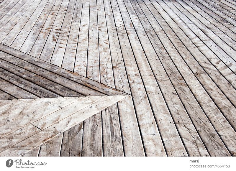 Störende Einflüsse von Links. Bretterboden, grafisch angelegt. Holz Dielenboden Kreativität braun Terasse Tanzfläche Dreieck verbinden Zusammenhalt Perspektive