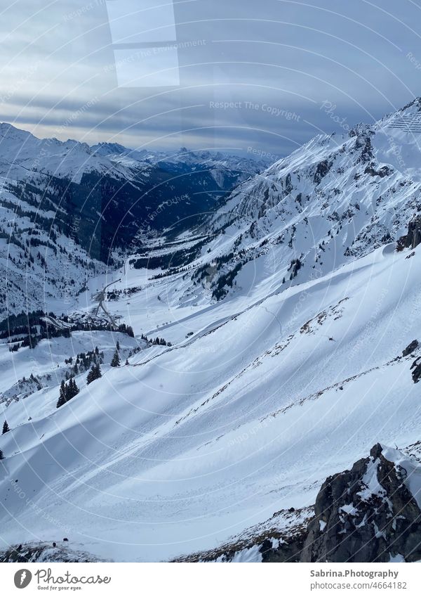 Panorama-Ausblick aus einer Gondel namens Flexenbahn an einem wolkigen Tag am Arlberg Gondellift Gondelbahn Skilift Panorama (Aussicht) Panorama (Bildformat)