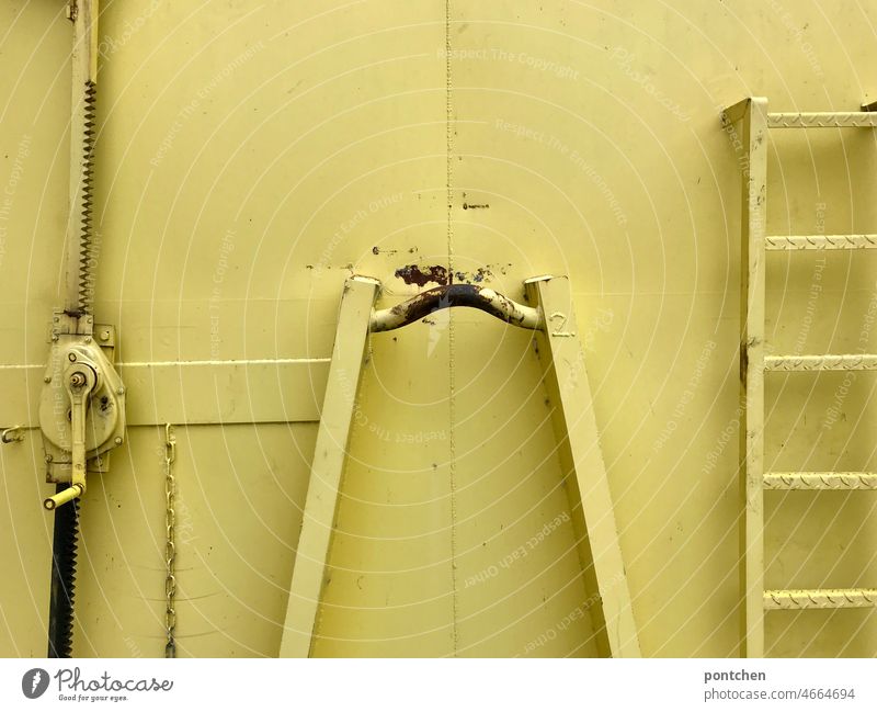 Ganz in gelb. Ein verrosteter Container mit Leiter. Monochrom pastell bauarbeiten entsorgung industrie baustelle Baustelle Metall Arbeitsplatz