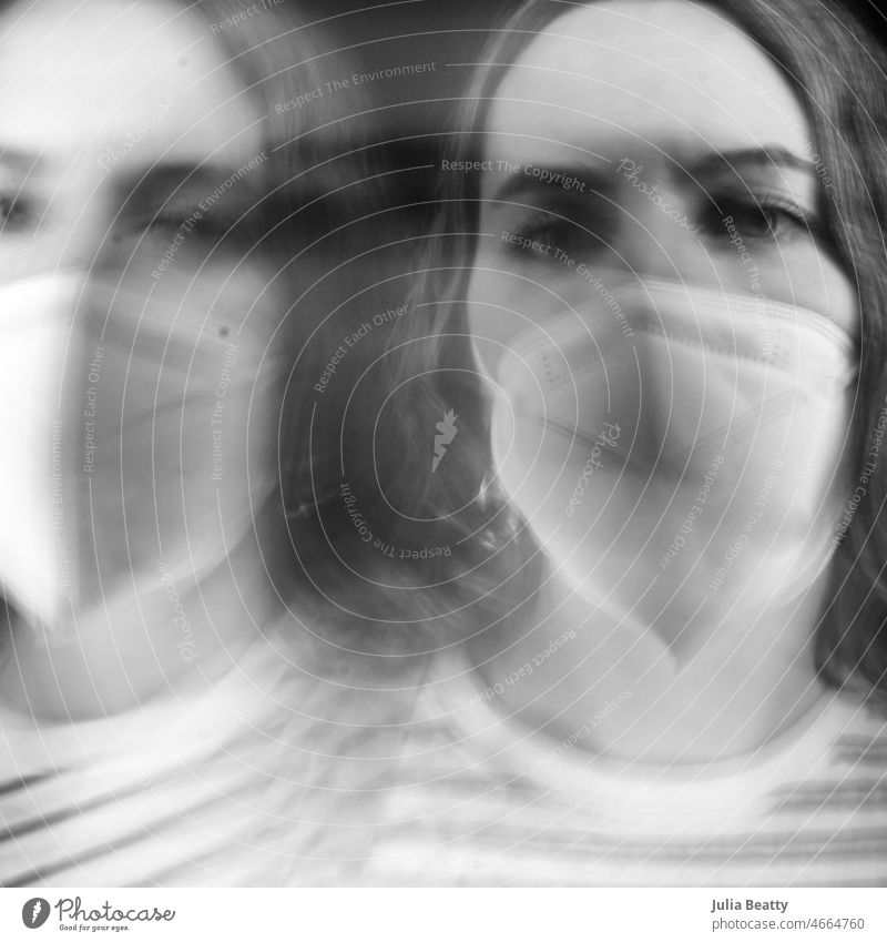 Doppelbild einer Frau mit einer KN-95-Maske kn-95 Mundschutz Gesichtsbedeckung COVID covid-19 omicron Pandemie Prävention Virus ansteckend Seuche Krankheit