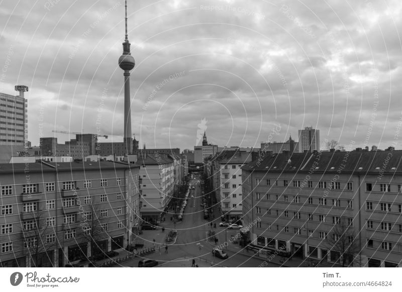 ein Blick von oben in Mitte Fernsehturm Winter Berlin Berlin-Mitte s/w Stadt Hauptstadt Stadtzentrum Außenaufnahme Menschenleer Architektur Tag Bauwerk