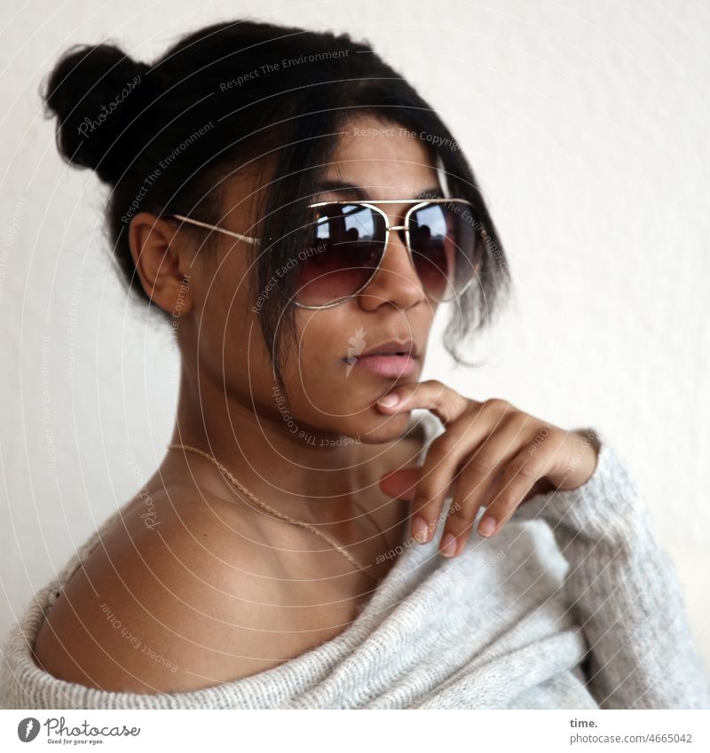 Frau mit Sonnenbrille frau portrait frisur sonnenbrille pullover hand nachdenklich nachdenken schmuck style
