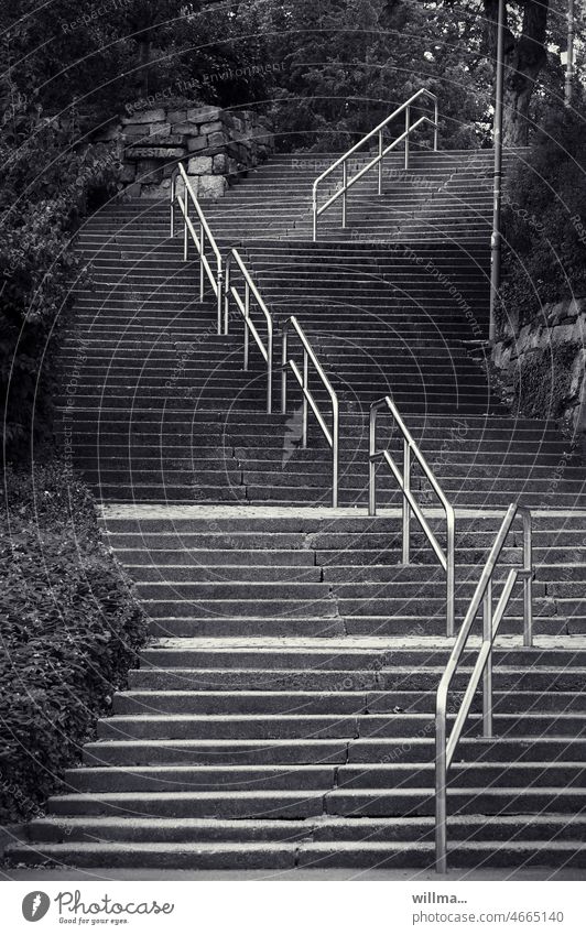 Für den Aufstieg gibt es mehrere Chancen, und auch beim Abstieg nicht nur einen Ausweg. Treppe Geländer Treppengeländer hinauf hinab Auswege links rechts