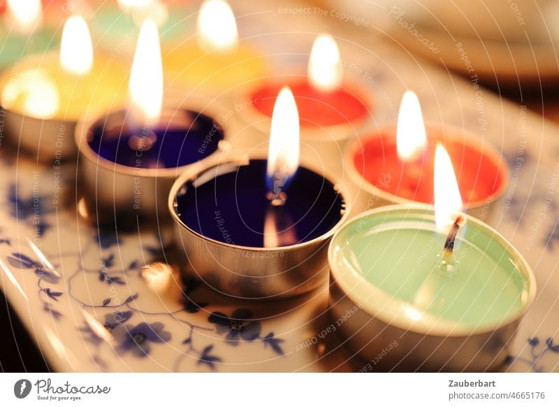 Bunte Teelichter leuchten zum Geburtstag bunt Kerze Glückwunsch Licht Wärme Kerzenschein brennen Kerzenflamme Wachs farbig Flamme Kerzendocht