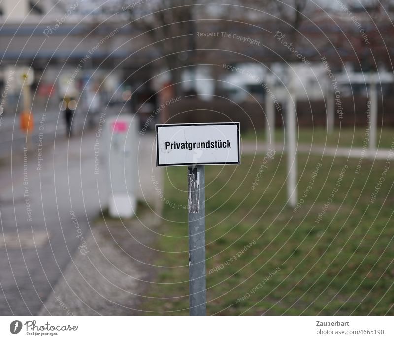 Privatgrundstück absurdes Schild in der Stadt im öffentlichen Raum privat Grundstück Straße Park Hinweisschild kurios widersinnig Schilder & Markierungen