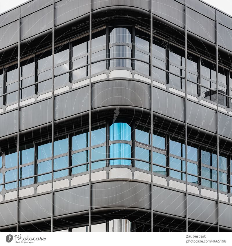 Ecke eines modernen Gebäudes mit Glas und Beton, gespiegelter Himmel Fassade Spiegelung urban Stadt Großstadt Büro Arbeit Architektur Business Struktur