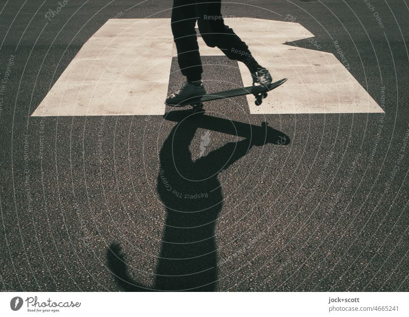 nose manual skateboarding Skateboarding Jugendliche sportlich achtsam Körperhaltung Lifestyle Silhouette Schilder & Markierungen Schatten Freizeit & Hobby Sport