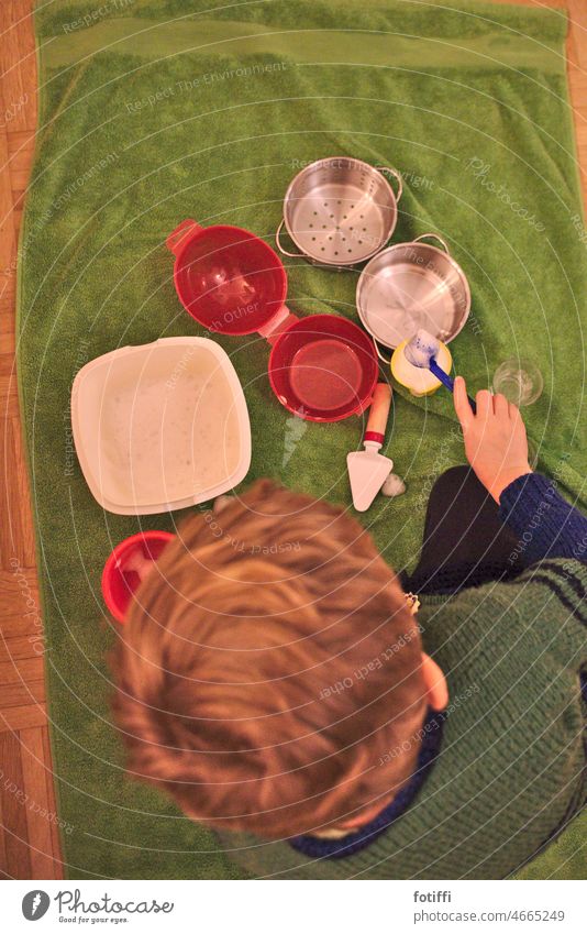schauMal! Kind spielt mit Allerlei und Seifenschaum Schaum Sauberkeit Spielen schaufeln matschen panschen Küche kochen grün Kleinkind Mensch Kindheit 3-8 Jahre
