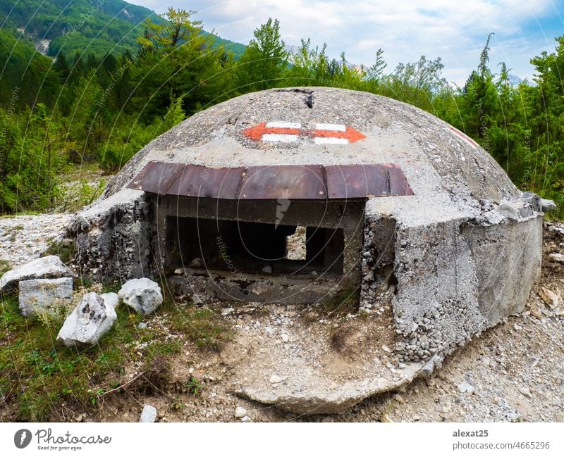 Alter Bunker in Albanien albanien albanisch Architektur Armee attackieren Balkan Kommunist Beton Konstruktion Verteidigung Defensive Europa Historie Wahrzeichen