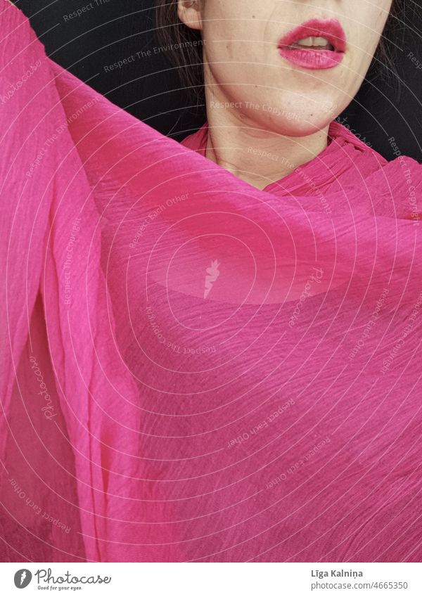 Frau mit lila Schal und lila Lippen Porträt Selbstportrait Licht feminin Mensch Gesicht Mund Lippenstift Gewebe purpur lila rosa magenta schön Erwachsene Mode