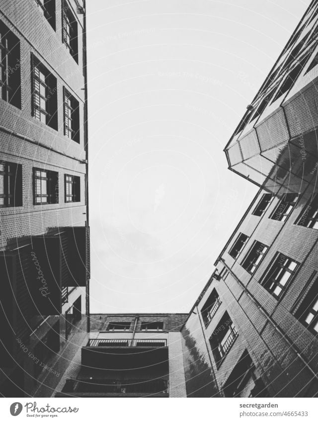 positiv nach oben gucken Architektur Hamburg Innenhof Hinterhof Schwarzweißfoto Perspektive perspektivlos trist urban minimalistisch Fassade zuhause wohnen