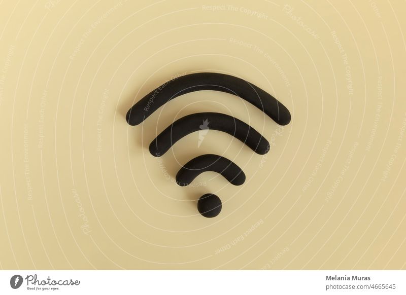 Dreidimensionales W-LAN-Symbol auf gelbem Hintergrund. Zeichen der freien Hot Spot, Konzept der Internet-Kommunikation. 3d Zugang Gegend vorgehalten schwarz