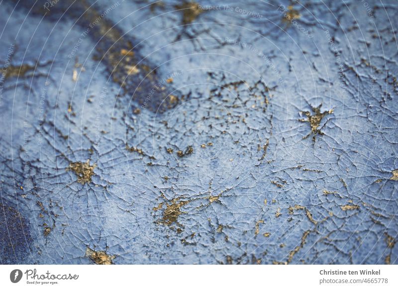 verwitterte Holzfläche in blau und gold abgeplatzt rissig gestrichen Farbe vintage alt abstrakt Grunge Oberfläche Strukturen & Formen Muster Hintergrundbild