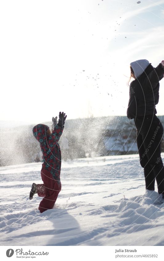 juhuu Spass im Schnee Kindheit Winter Winterurlaub Winterstimmung Wintertag Spaß haben spass Kindergarten werfen Spielen Schneeanzug Kapuze Handschuhe draußen