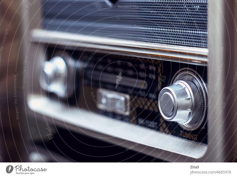 Detailaufnahme eines Radios im Vintage-Stil altehrwürdig Nahaufnahme retro Gerät Musik Frequenz Technik & Technologie Antiquität Mitteilung Klang winken