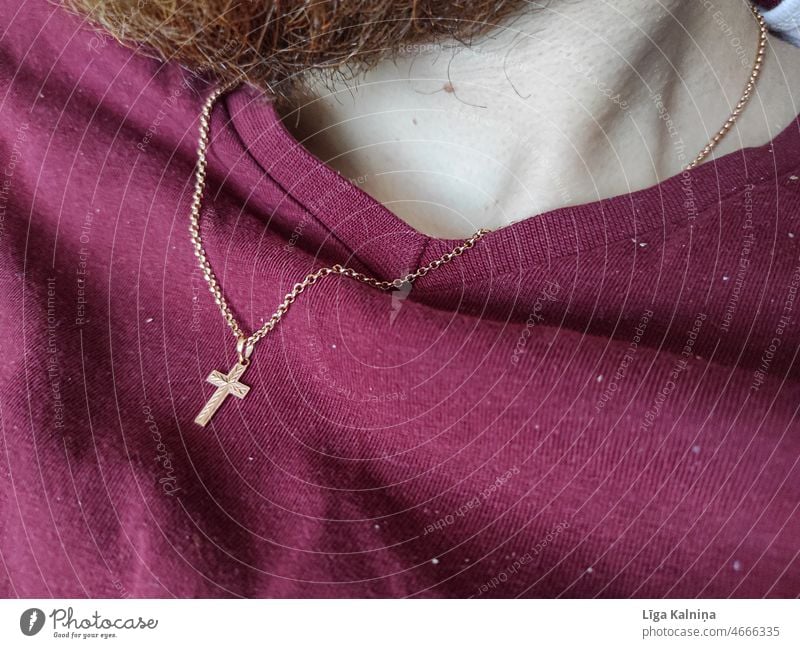 Kleines goldenes Kruzifix auf Hemd um den Hals Halskette anketten Nahaufnahme Christentum Christliches Kreuz Kirche Symbole & Metaphern Religion & Glaube