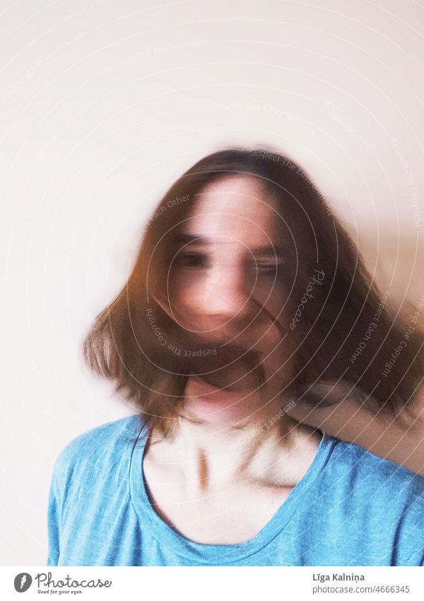 Unscharfes Foto einer Frau mit kurzen Haaren Behaarung Haare & Frisuren Haarsträhne schön feminin Kopf Junge Frau Mensch Jugendliche Porträt Frauengesicht