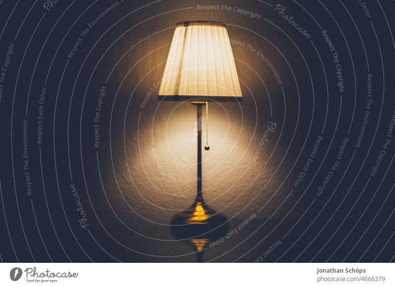 Tischlampe im dunkeln zuhause Design Innenaufnahme strom sparen Beleuchtung Wohnzimmer wohnen Licht Lampe Farbfoto Menschenleer Lichteinfall vintage Stehmalpe