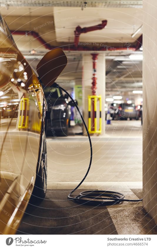 Laden von Elektroautos im Parkhaus elektrisch PKW Aufladen Garage Parkplatz Schnellladung Punkt Gebühr Fahrzeug EV Station Energie Batterie regenerativ grün