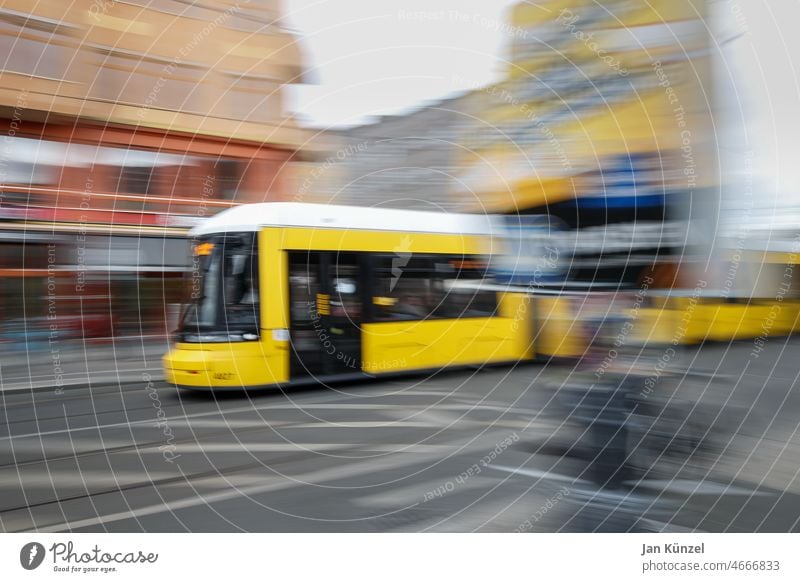 Berliner Straßenbahn in Bewegungsunschärfe Verkehr Rushhour Berufsverkehr Verkehrswende Mobilitätswende Umweltschutz CO2-neutral Deutschland Schienenverkehr