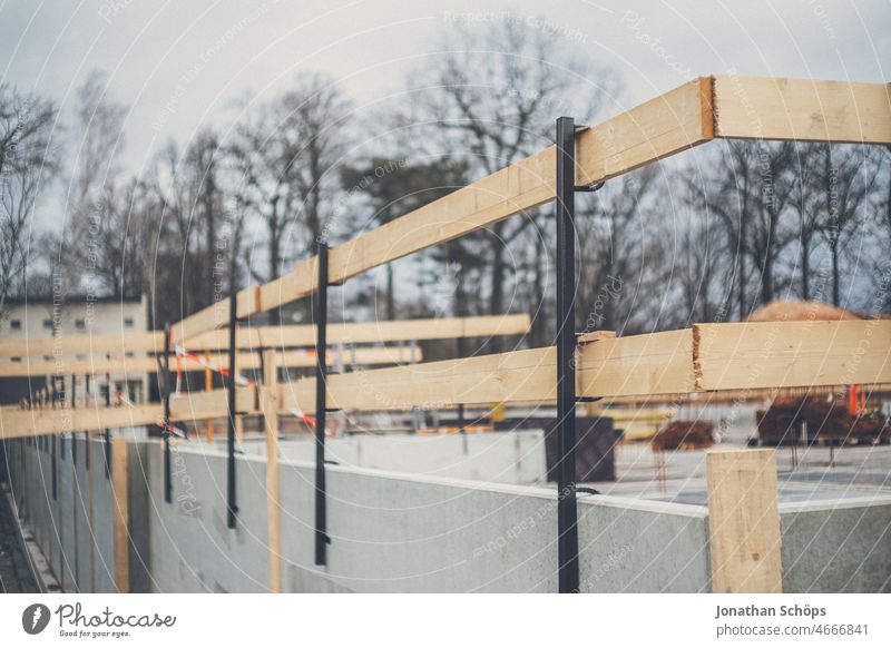 provisorisches Holzgeländer an Rohbau auf Baustelle bauen Handwerk Geländer Sicherheit Beton Keller Haus Hausbau Farbfoto Arbeit & Erwerbstätigkeit Mauer Wand