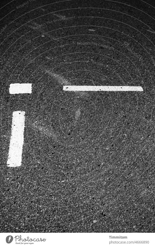 Weiße Linien auf Asphalt Straße Verkehrswege Fahrbahnmarkierung schwarz weiß Schilder & Markierungen grau Menschenleer Straßenverkehr Zeichen