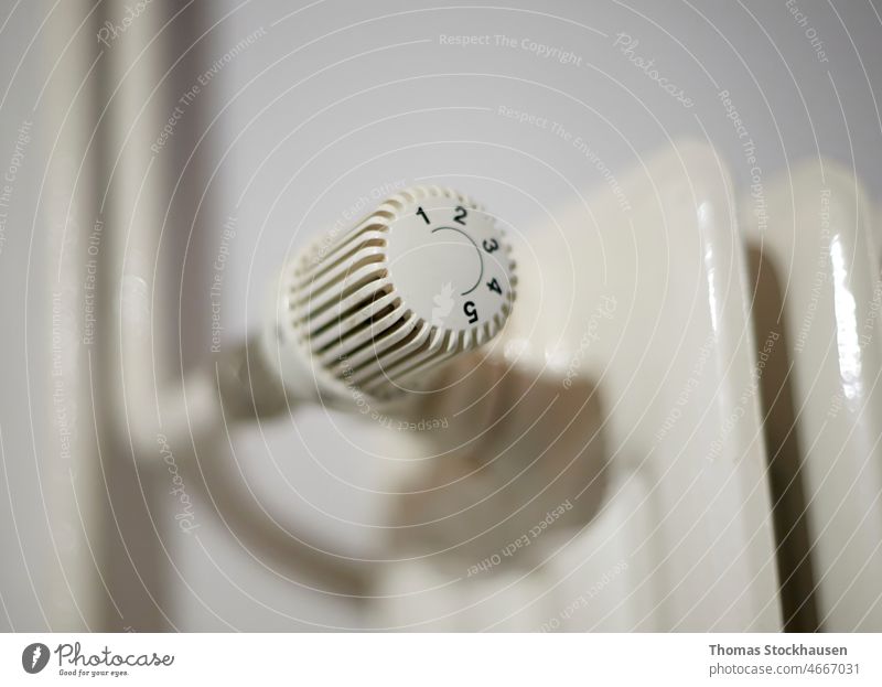 Thermostat einer alten Heizung mit den Ziffern eins bis fünf ausrichten Einstellung Hintergrund Klima kalt Komfort Kontrolle cool Textfreiraum Ökologie