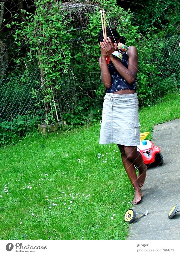 Versteckspiel - Peekaboo Garten Mensch Mädchen grün Schüchternheit verstecken Wiese stehen verdeckt Spielzeug Rock Hautfarbe zurückhalten Afrikaner