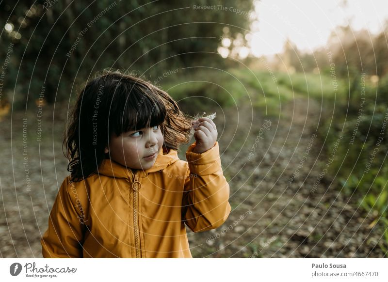 Niedliches Mädchen hält Haare 3-8 Jahre Kaukasier Kind Kindheit Mensch Europäer Schulkind Außenaufnahme weiß Haare & Frisuren Behaarung Natur Farbfoto Feiertag