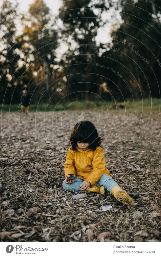 Nettes Mädchen spielt im Freien niedlich Kind 3-8 Jahre Kaukasier mehrfarbig Außenaufnahme Glück Mensch Tag Freude Natur Fröhlichkeit Kindheit Farbfoto gelb