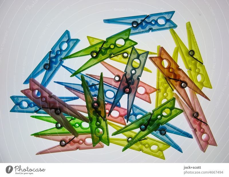 ein Paar farbige Wäscheklammern aus Plastik unordentlich Sammlung gleich durchleuchtet zufällig mehrfarbig abstrakt Strukturen & Formen Leuchtkasten Kunstlicht