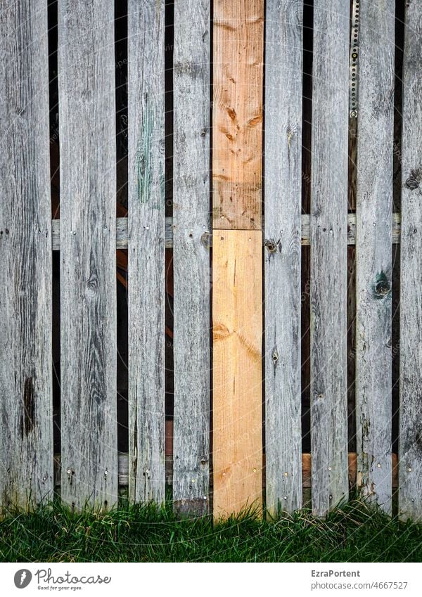 Zwischenraum hindurchzuschaun Bretter Schuppen Wand alt neu jung Holz Lücke grau Gras Versteck