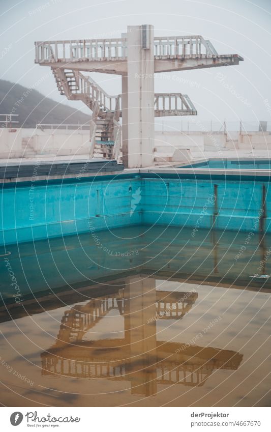 Verlassene "Pools von São Pedro de Moel": Sprungturm Naturgewalt Naturerlebnis Textfreiraum Mitte Strukturen & Formen Kontrast Reflexion & Spiegelung Licht Tag
