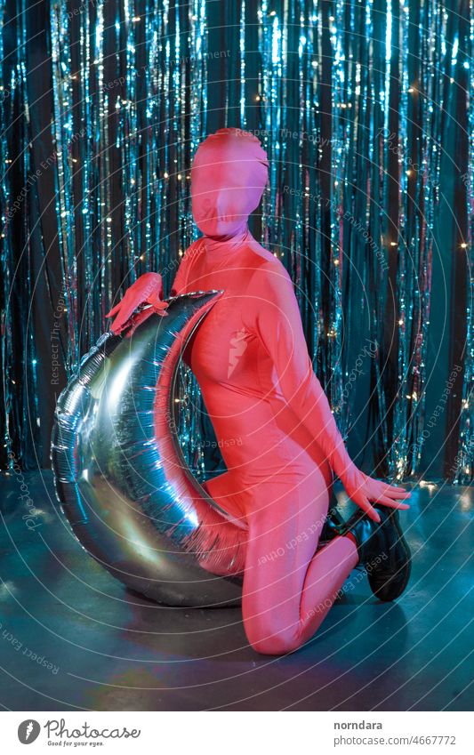 ein rosa Bodysuit und eine Neon-Mond-Party Mode Spandex Menschen Ganzkörperkostüm Spaß Lifestyle Schönheit Modebranche Glitter Kreativität Neon-Beleuchtung