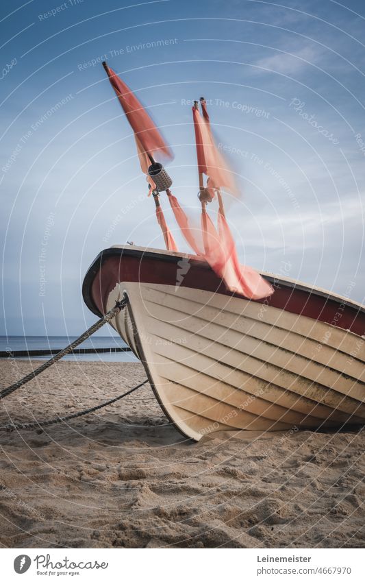 Fischerboot mit roten Markierungsfahnen für Fischernetze am Strand von Usedom Meer Ostsee Sand Koserow Wind Fahnen Fischen angebunden anker Bug Kiel