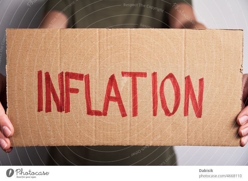 Welt Inflation Konzept. Frau hält Blatt mit Wort Inflation Krise Finanzen wirtschaftlich Risiko Verbraucher hoch Währung uns Europa Business Dollar Geld