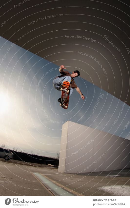 Skate Skateboarding Trick springen Aktion Nervenkitzel fliegen Licht Blitzlichtaufnahme Inline Skating Junger Mann Sportler sportlich gefährlich Stadt