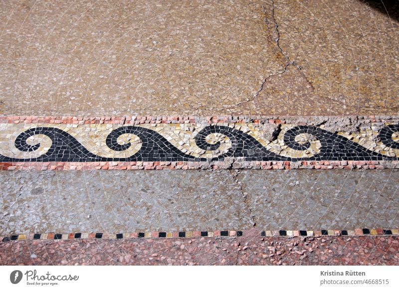 antikes wellen mosaik mosaikboden bodenmosaik fußboden mosaikfliesen muster vintage alt gefliest bodengestaltung form hintergrund dekorativ detail ausschnitt