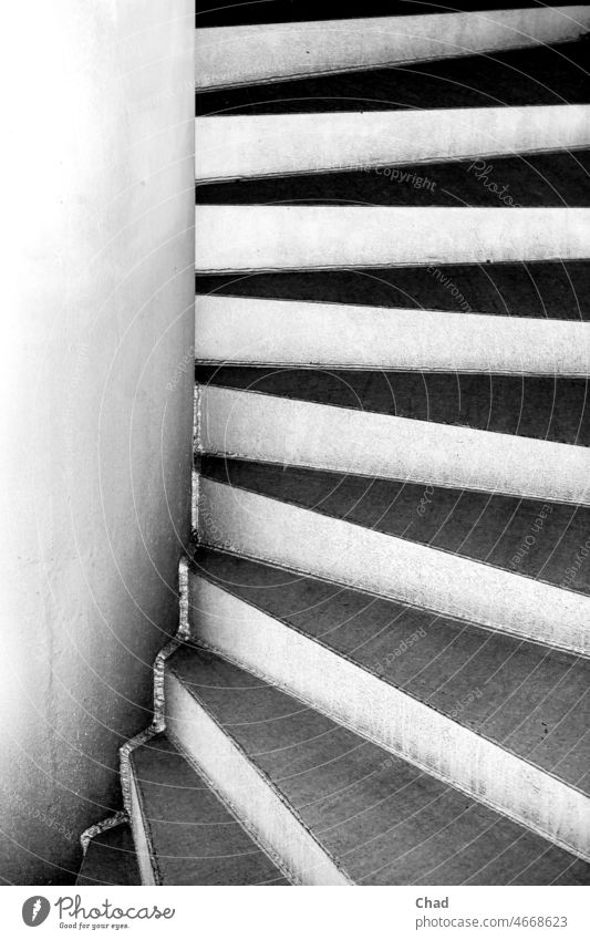 Öffentliche Wendeltreppe aus Stahl Treppe Architektur Metall aufsteigen aufwärts abwärts schwarz weiß geschweisst detail grau Grautöne Menschenleer Abstieg rund