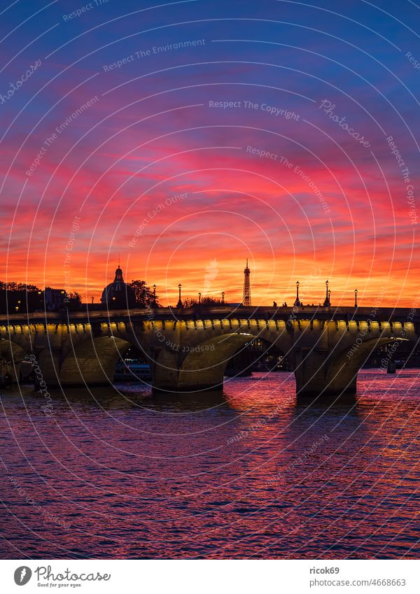 Blick auf die Brücke Pont Neuf im Sonnenuntergang in Paris, Frankreich Gebäude Architektur Stadt Fluss Seine Sehenswürdigkeit historisch alt Wasser Herbst