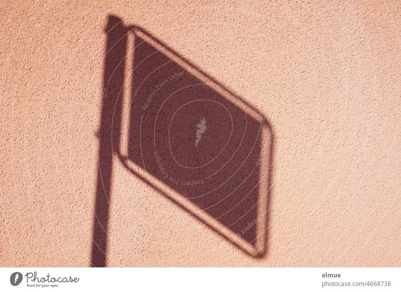 Schatten eines Schildes mit Metallstange an einer altrosa Wand / Schattenspiel / abstrakt Gebäude Fassade pink Schattenwurf Strukturen & Formen Viereck