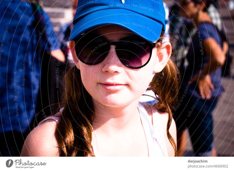 Neue Brille,  neuer Hut das tut gut. girl Farbfoto Mädchen Sommer Außenaufnahme Kind Tag schön Porträt Mensch Blick niedlich Freude Mütze Sonnenbrille Gesicht