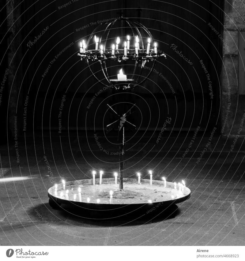 Rundumbelichtung Kerzen Lichterkranz Kerzenständer Kerzenlicht Kerzenschein Kirche Kapelle Ritual Kerzenaltar Kerzenflamme Hoffnung Religion & Glaube leuchten