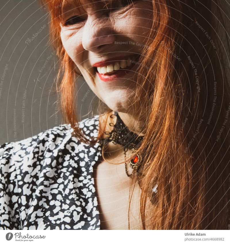 Lachen tut gut - Frau mit roten langen Haaren, lacht herzlich in die Kamera Blick in die Kamera Optimismus authentisch Freundlichkeit Zufriedenheit rothaarig