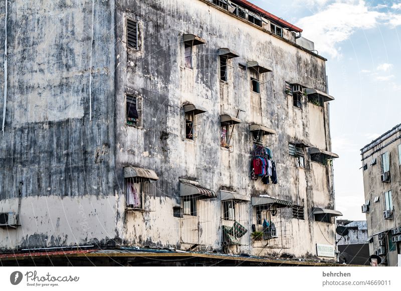 farbreduziert | bröckelnde fassade Menschenleer Außenaufnahme Farbfoto Fassade trist Architektur Stadtleben Lebensformen außergewöhnlich Fenster Balkon Wand