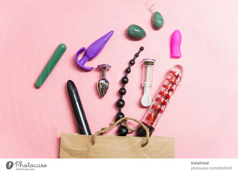 Sexspielzeug verschiedene Objekte mit rosa Hintergrund Erwachsener anal schwarz Business schließen Begierde Gerät erotisch Erotika Freude Leder Freizeit Lust