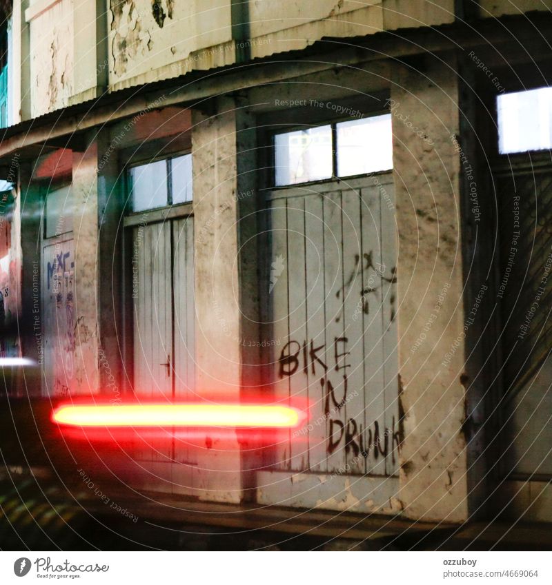 Tagging Graffiti Bike N Drunk an der Wand bei Nacht taggen Fahrrad Stadt Parole Vandalismus Grunge Farbe Hintergrund Großstadt Sprühfarbe schäbig keine Menschen
