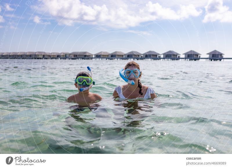 Mutter und Sohn beim Schnorcheln auf den Malediven Strand Bikini Junge Bungalows Kind Korallen Familie Flossen Mädchen Feiertag Flitterwochen Hotel Influencer